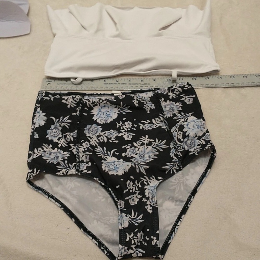 SHEIN Elegant White and Black Floral Bikini - Picture 11 of 14